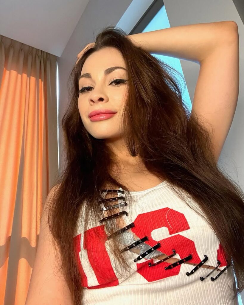 Who is Lolly Lips? Discover Her Bio, Career & Net Worth